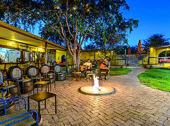 Etosha Safari Camp: Innenhof mit Feuerstelle