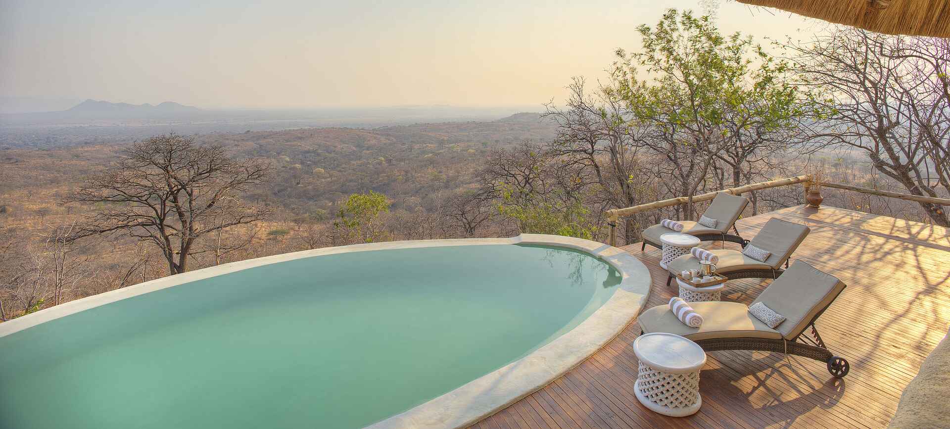 Ikuka Safari Camp: Der Pool Chloe Sheridan-Johnson, Ikuka Safari Camp, Mark Sheridan-Johnson, Ruaha National Park, Ausblick, Liegestühle, Pool, Sonnendeck, Zentrale Einrichtungen, Afrikarma, Afrikarma Safaris, Afrikarma Safaris – Wildnis. Hautnah., afrikarma.de