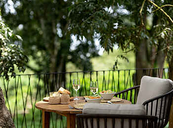 Lemala Osonjoi Lodge: Lunch auf der Terrasse Lemala Osonjoi Lodge: Lunch auf der Terrasse