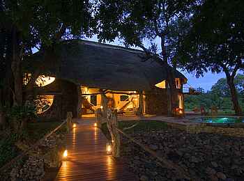 Luangwa Safari House: Steg zum Haus Luangwa Safari House: Steg zum Haus