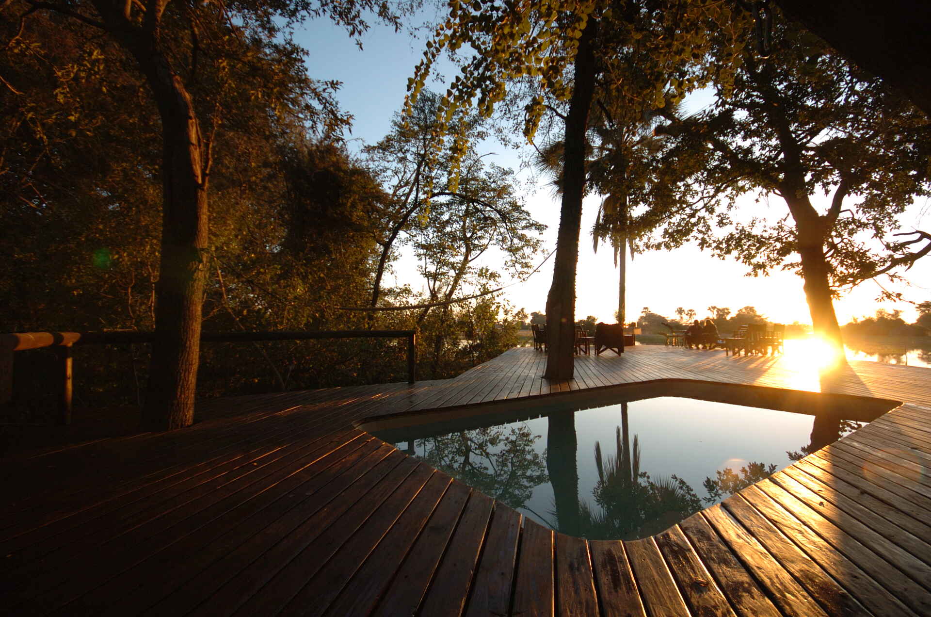 Africa, African Horseback Safaris, Afrika, Afrikanische Wildhunde, afrikarma, Binnendelta, Birding, Boma, Bootsfahrten, Botsuana, Botswana, Braunkehlreiher, Buchen, Buchung, ecological monitoring, Eco-Safari, Einbaum-Boote, environmental monitoring, Fischadler, Flusspferde, Horseback Riding, Information, Informationen, Flusspferd, Krokodil, Nilkrokodil, Nilpferd, Macatoo Camp, Afrikanischer Wildhund, Breitmaulnashorn, Mokoros, Nashorn, Reiten, Reit-Safari, Nachhaltigkeit, Nachtpirschfahrten, Okavango, Okavango Delta, Okavango Panhandle, Okavango River, Okavangobecken, Okavangodelta, Ökologisch, Pferde, Pirschfahrten, Ranwanalenaus, Reise, Reiseveranstalter, Reitsafari, Safari, Umweltüberwachungen, Urlaub, Vogelbeobachtungen, Vollpension, Wasserböcke, www.afrikarma.de, Ngamiland East, Big Five, Büffel, Elefant, Leopard, Löwe, Spitzmaulnashorn, Anlage, Ansicht, Ausstattung, central facilities, Goldener Sonnenuntergang, Hauptbereich, Hauptgebäude, main area, main building, Pool, Sonnendeck, Sonnenuntergang, Swimmingpool, Zentrale Einrichtung