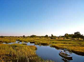 Nkasa Lupala Tented Lodge: Mit dem Boot durch die Sümpfe Nkasa Lupala Tented Lodge: Mit dem Boot durch die Sümpfe