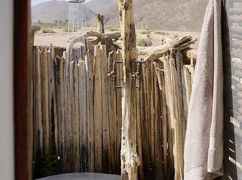 Okahirongo Elephant Lodge: Außendusche Okahirongo Elephant Lodge: Außendusche