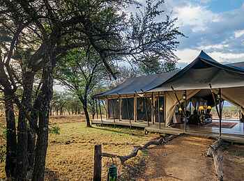 Ole Serai Luxury Camp - Kogatende: Blick auf den Zentralbereich Ole Serai Luxury Camp - Kogatende: Blick auf den Zentralbereich