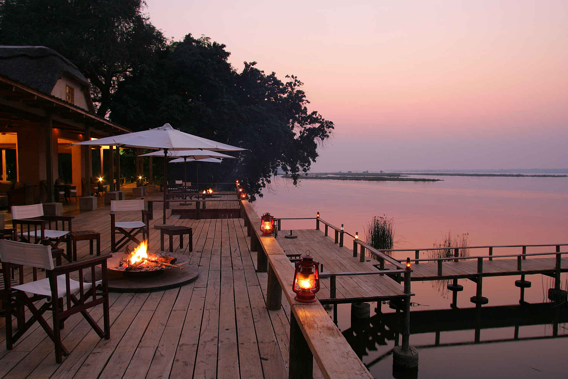 Hochzeitsreise, Lower Zambezi, Lower Zambezi National Park, Luxus, Royal Zambezi Lodge, Sambesi, Sambesital, Abendlicht, Deck, Feuerplatz, Hauptgebäude, Lodge, Sonnenschirm, Sonnenuntergang, Steg, Afrikarma, Afrikarma Safaris, Afrikarma Safaris - Wildnis. Hautnah., Afrikarma.de