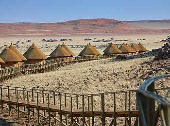 Sossus Dune Lodge: Steg zu den Gästechalets Sossus Dune Lodge: Steg zu den Gästechalets