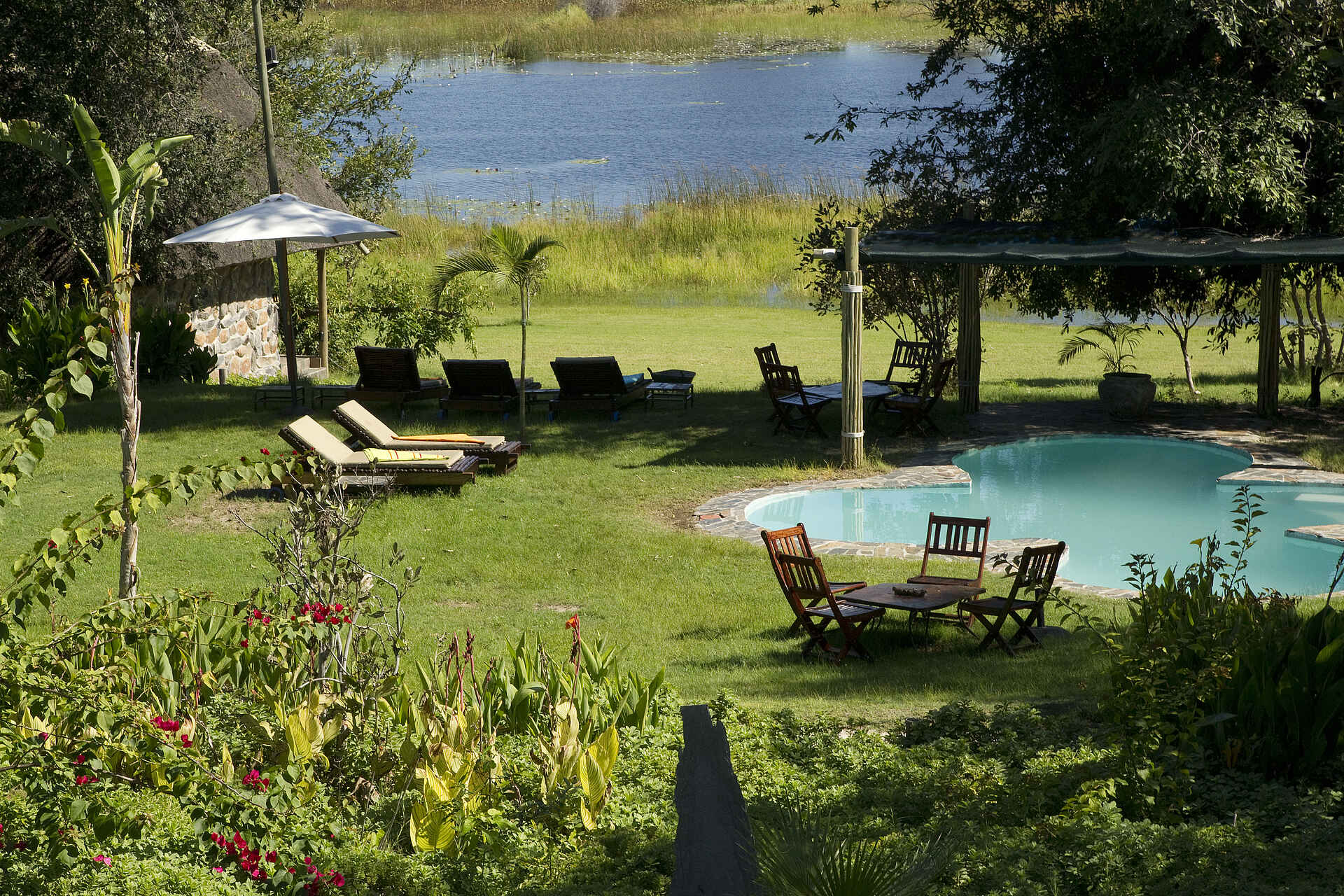 Thamalakane River Lodge: Garten und Pool