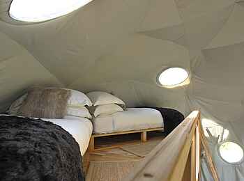 The Highlands Camp: Betten im Zwischenstockwerk