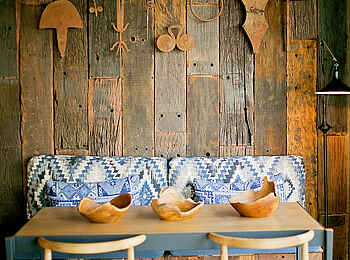 Thorntree River Lodge: Esstisch vor Holzplanken Thorntree River Lodge: Esstisch vor Holzplanken