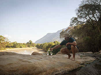 Wayo Manyara Green Camp: Gin & Tonic am Wasserfall