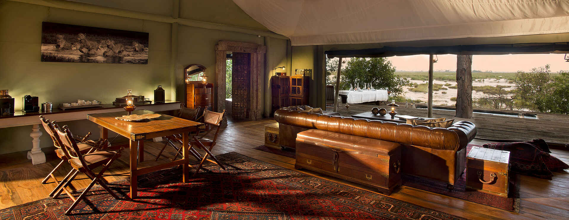 Beverly Joubert, Dereck Joubert, Great Plains Conservation, Linyanti, NG 16, Selinda Reserve, Zarafa Dhow Suites, Blick, Lagine, Lounge, Perserteppich, Private Lounge, Sofa, Afrikarma, Afrikarma Safaris, Afrikarma Safaris - Wildnis. Hautnah., Afrikarma.de