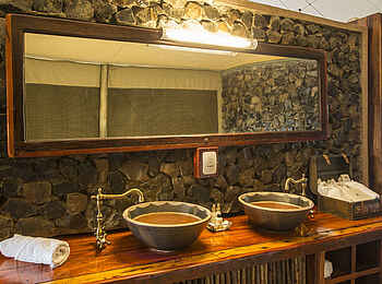 Camp Kuzuma: Doppelwaschtisch Camp Kuzuma: Doppelwaschtisch