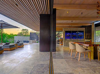 Cheetah Plains Karula House: Terrasse und Esszimmer Cheetah Plains Karula House: Terrasse und Esszimmer