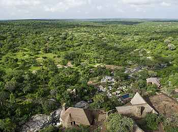Legendary Mwiba Lodge: Blick auf Hauptgebäude und Arugusinyai River Legendary Mwiba Lodge: Blick auf Hauptgebäude und Arugusinyai River