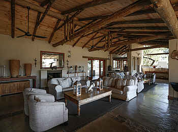 Notten's Bush Camp: Lounge der Hauptlodge Notten's Bush Camp: Lounge der Hauptlodge