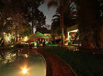 African Rock Hotels: Swimming Pool bei Nacht