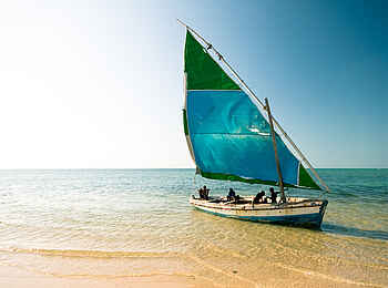 &Beyond Benguerra Island: Eine Dhow legt am Strand an