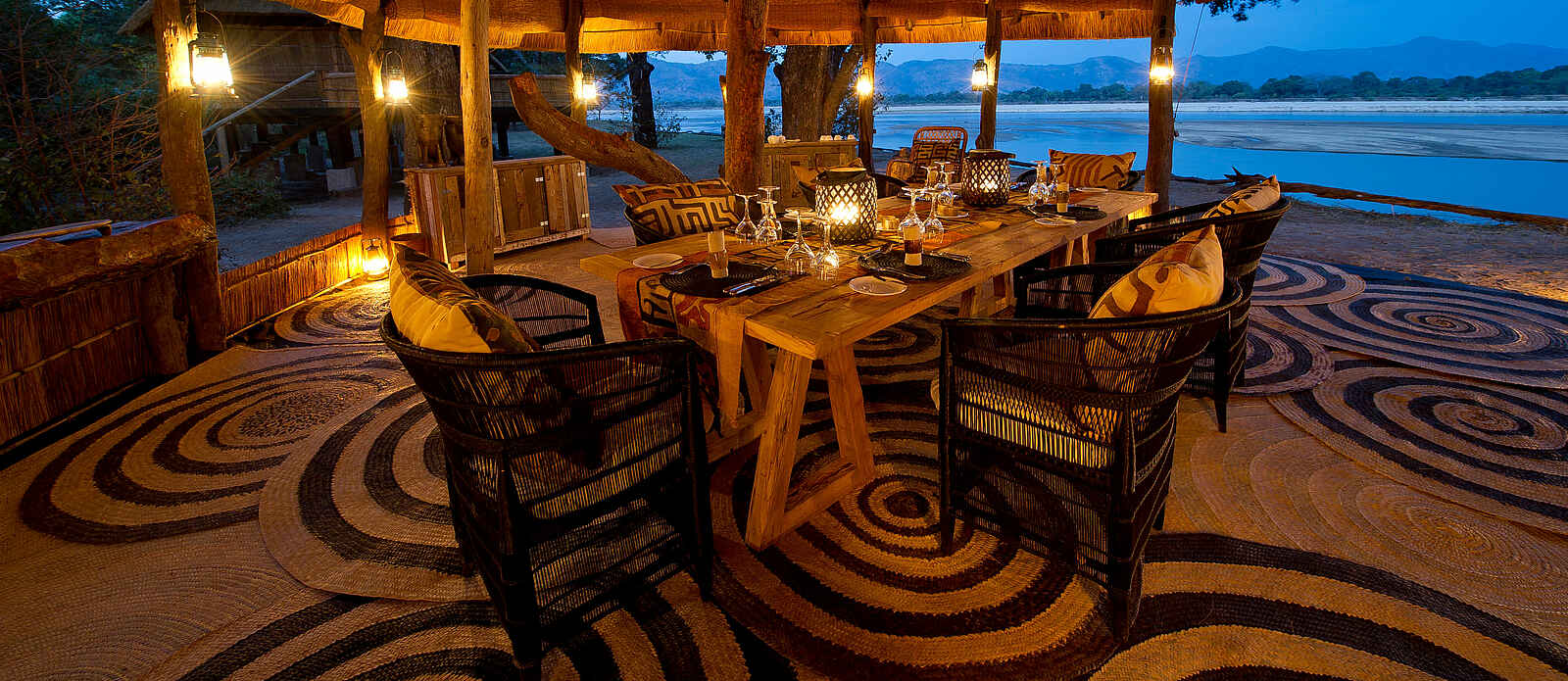 Chamilandu Bushcamp: Esstisch Chamilandu Bushcamp: Esstisch