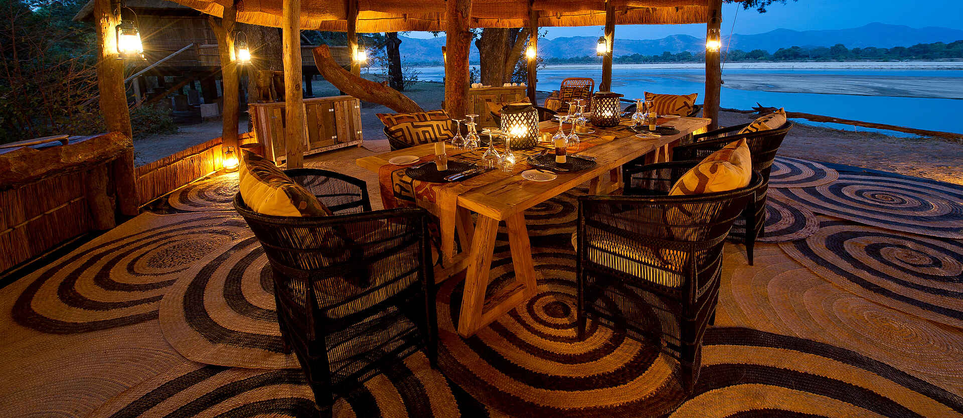 Bushcamp Company, Chamilandu Bushcamp, Game Drive, Lagune, Luangwa River, Luangwa-Tal, South Luangwa National Park, Walking Safari, Abendstimmung, Esstisch, Flussblick, Hauptgebäude, Matten, Afrikarma, Afrikarma Safaris, Afrikarma.de, Andy Hogg, Paul Allen