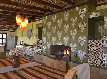 Hatari Lodge: Kamin in der Lounge