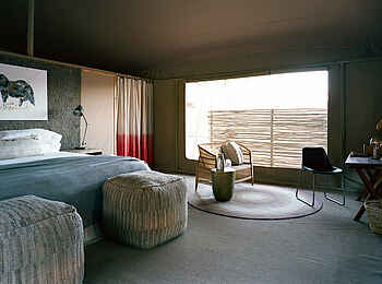 Hoanib Valley Camp: Geräumiges Zimmer mit Wohnecke Hoanib Valley Camp: Geräumiges Zimmer mit Wohnecke