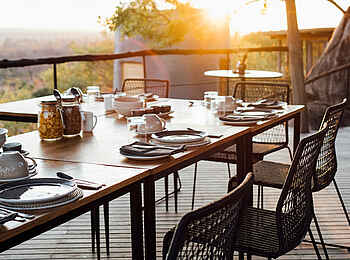 Jabali Ridge Camp: Frühstück auf dem Deck Jabali Ridge Camp: Frühstück auf dem Deck