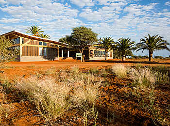 Kalahari Anib Lodge: Oase des Camps