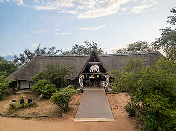 Kambaku River Sands: Der Eingang zur Lodge Kambaku River Sands: Der Eingang zur Lodge
