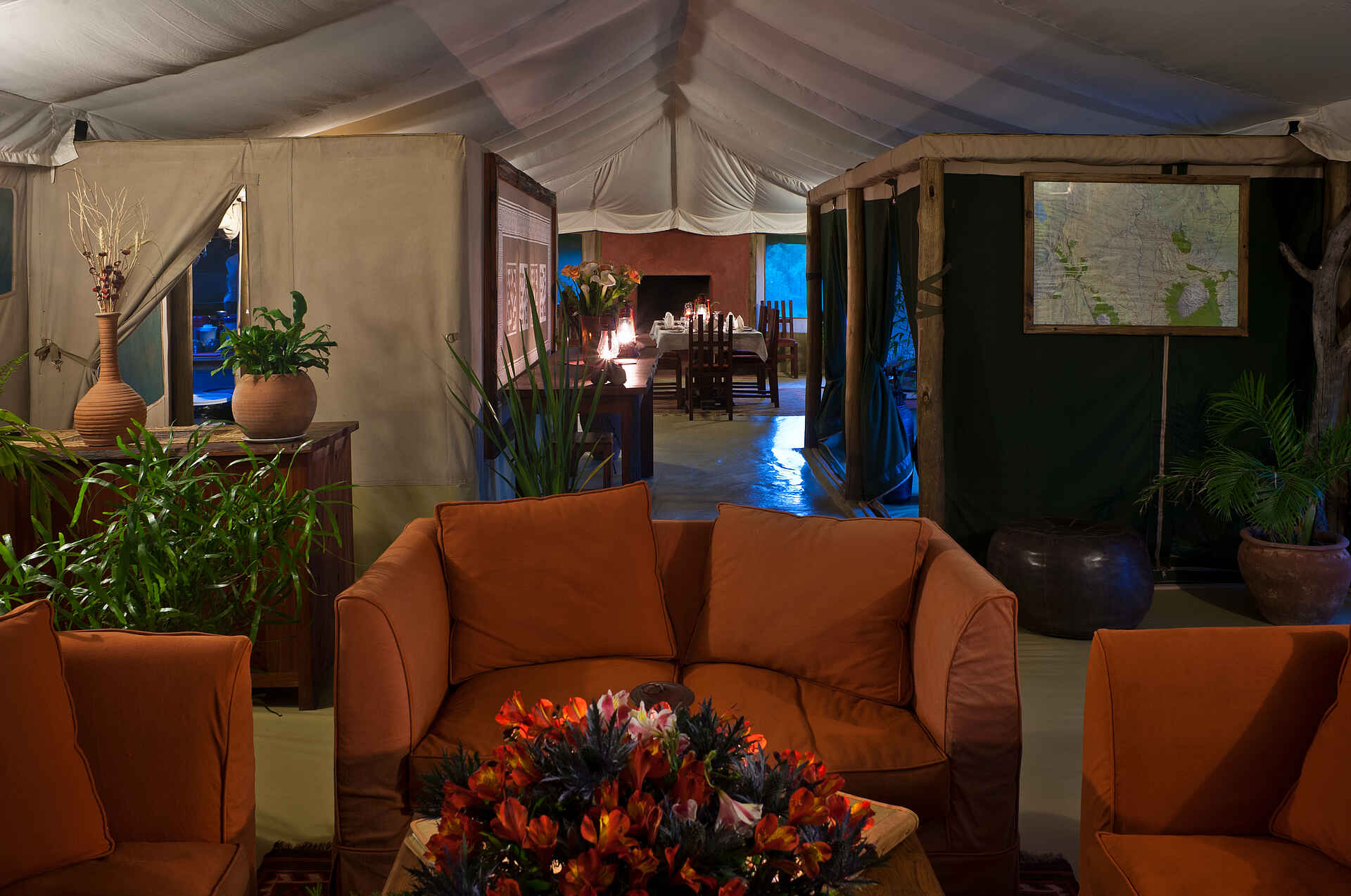 Kenia, Kicheche Camps, Kicheche Laikipia Camp, Laikipia-Plateau, Ol Pejeta Conservancy, Blumen, Lounge, Sofas, Speisebereich, Afrikarma, Afrikarma Safaris, Afrikarma Safaris – Wildnis. Hautnah., afrikarma.de
