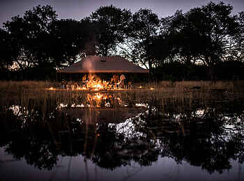 Kweene River Camp: Feuer am Abend