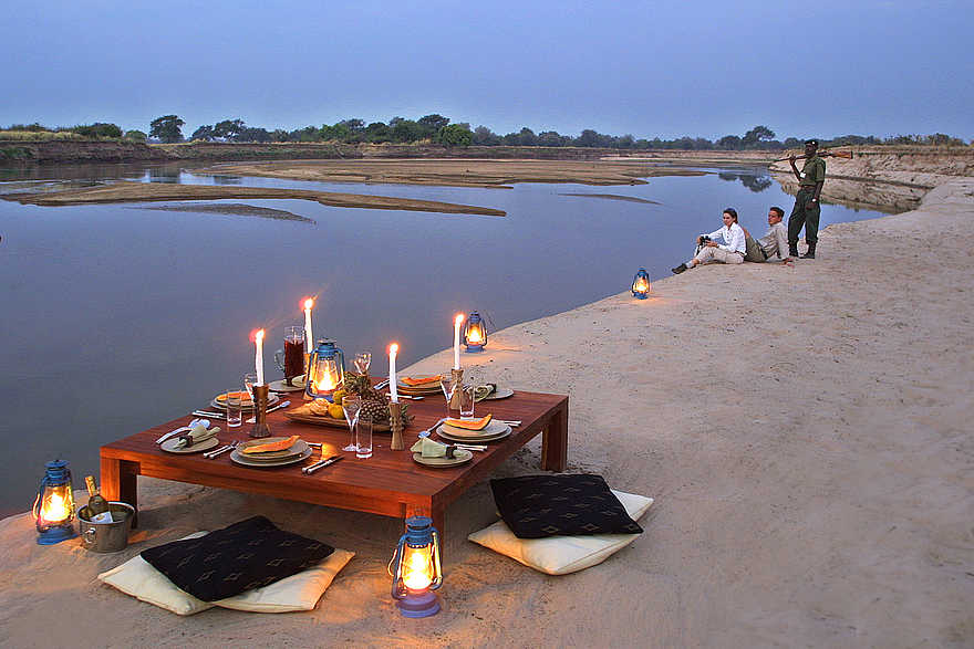 Luangwa River Camp: Dinner am Flussufer Luangwa River Camp: Dinner am Flussufer