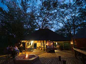 Mankwe Bush Lodge: Die Feuerstelle und die Lounge bei Nacht