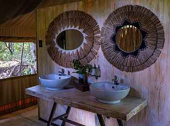 MmaTsebe Tented Camp: Zelt Waschtisch