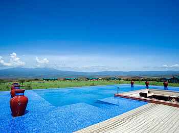 Ngorongoro O'ldeani Mountain Lodge: Infinity Pool
