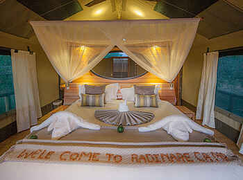 Rra Dinare Camp: Abendbeleuchtung im Gästezelt