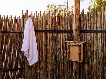 Savute Safari Lodge: Außendusche Savute Safari Lodge: Außendusche