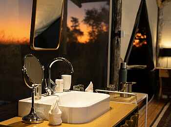 Shinde Footsteps: Ein Waschtisch Shinde Footsteps: Ein Waschtisch