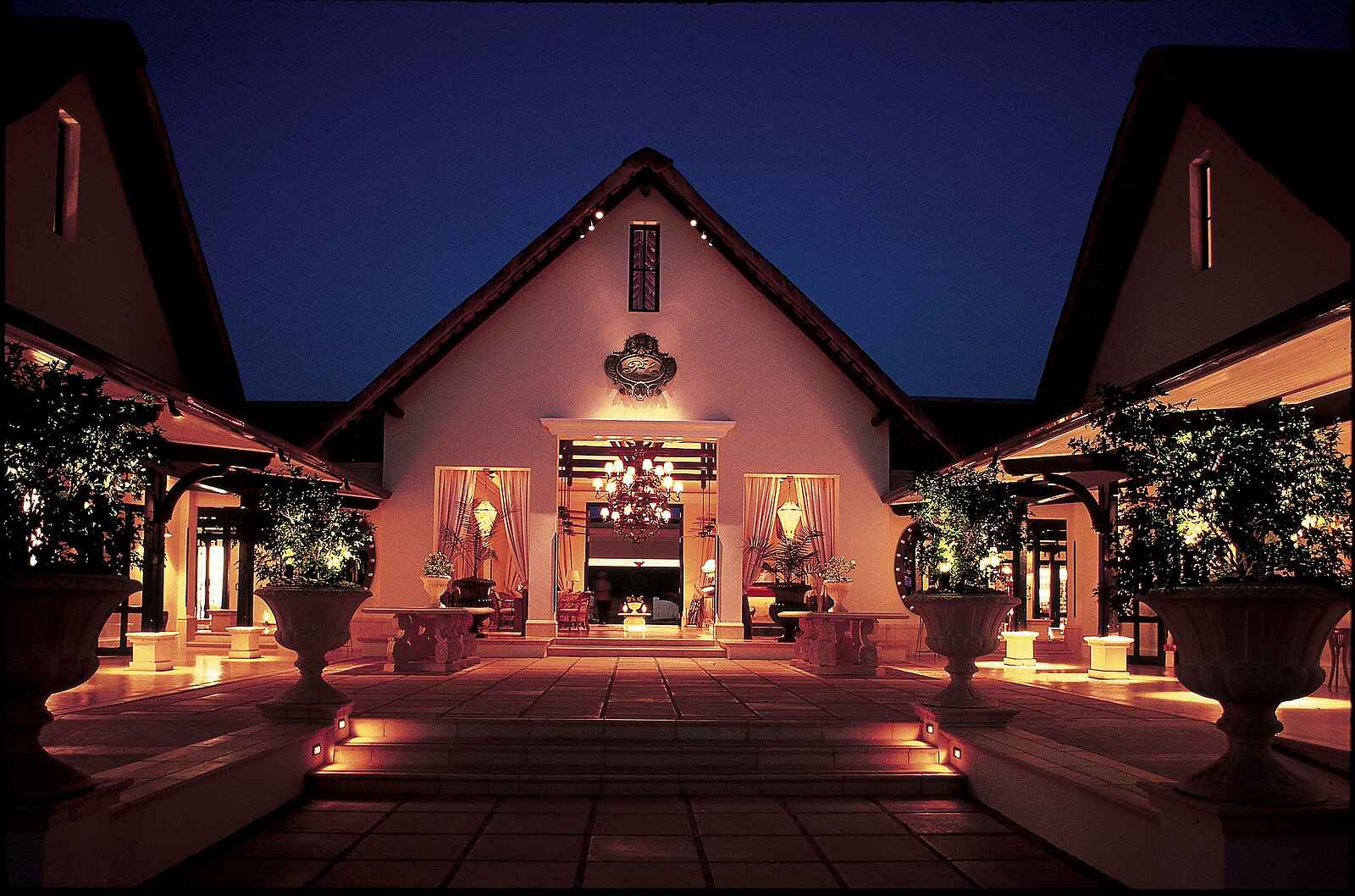 The Royal Livingstone: Hotelinnenhof bei Nacht The Royal Livingstone: Hotelinnenhof bei Nacht