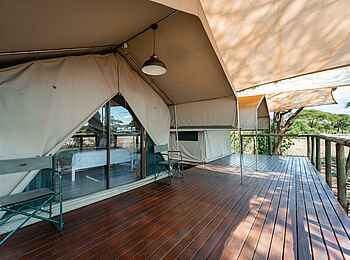 Tlouwana Camp: Blick auf ein Premier Zelt Tlouwana Camp: Blick auf ein Premier Zelt