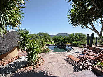 Waterberg Guest Farm: Swimmingpool und Sonnenterrasse Waterberg Guest Farm: Swimmingpool und Sonnenterrasse
