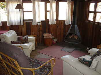 Frog and Fern Cottages: Mzanje Cabin - Kamin Frog and Fern Cottages: Mzanje Cabin - Kamin