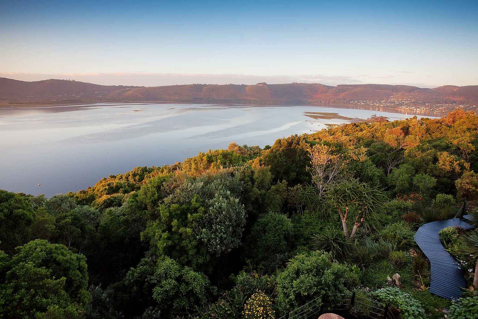 Kanonkop House: Das bewaldete Lagunenufer Kanonkop House: Das bewaldete Lagunenufer