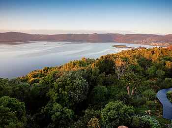 Kanonkop House: Das bewaldete Lagunenufer