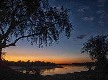 Mapazi Camp: Abendstimmung über dem Fluss
