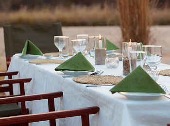 Nkonzi Bush Camp: Dinnertafel Nkonzi Bush Camp: Dinnertafel