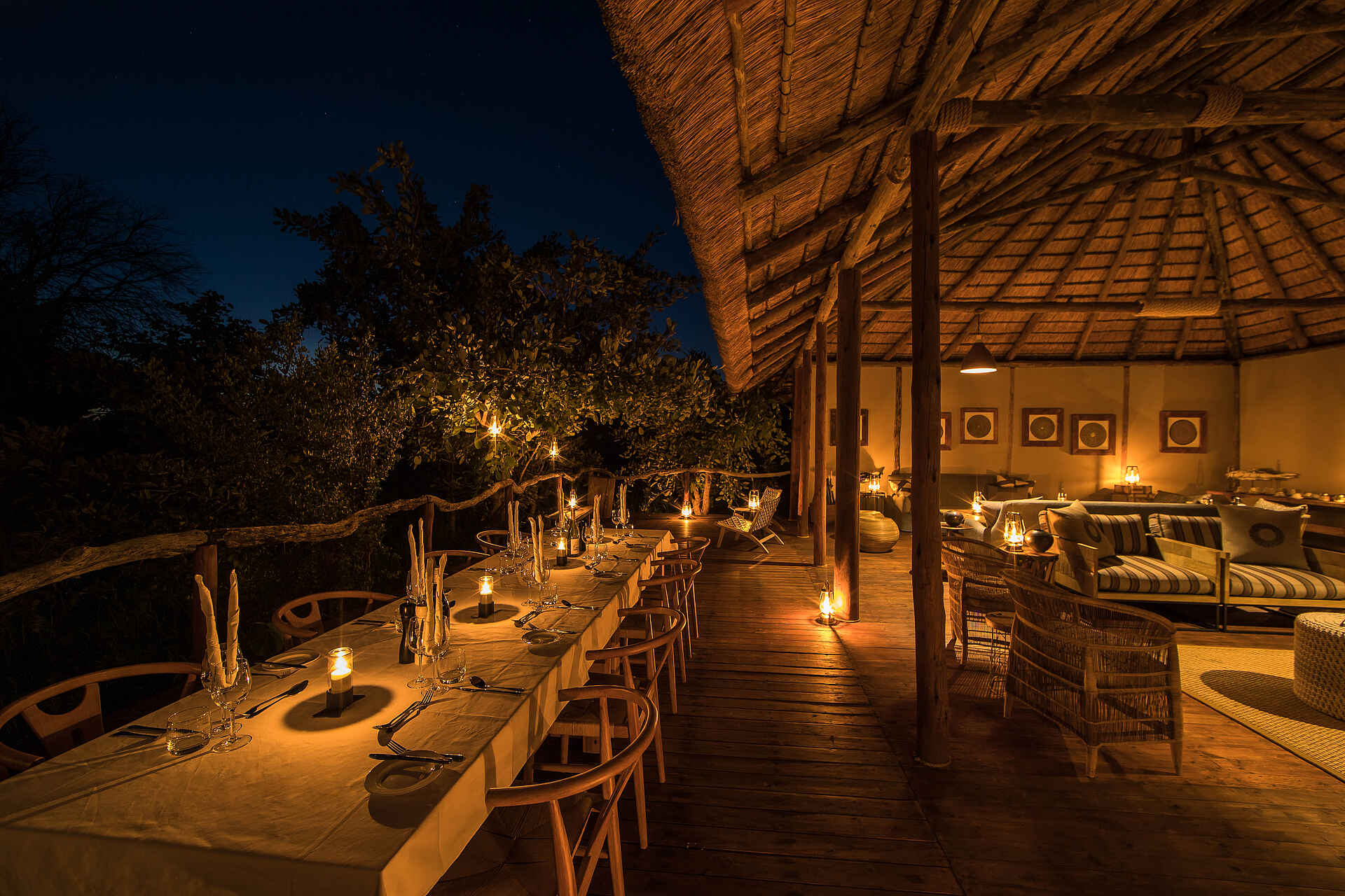 Afrikarma, Afrikarma Safaris, Afrikarma Safaris. Wildnis. Hautnah., Afrikarma.de, Abend, Besteck, Bilder, Essen, Kerzen, Lampen, Lichter, Lounge, Mahlzeiten, Sessel, Stühle