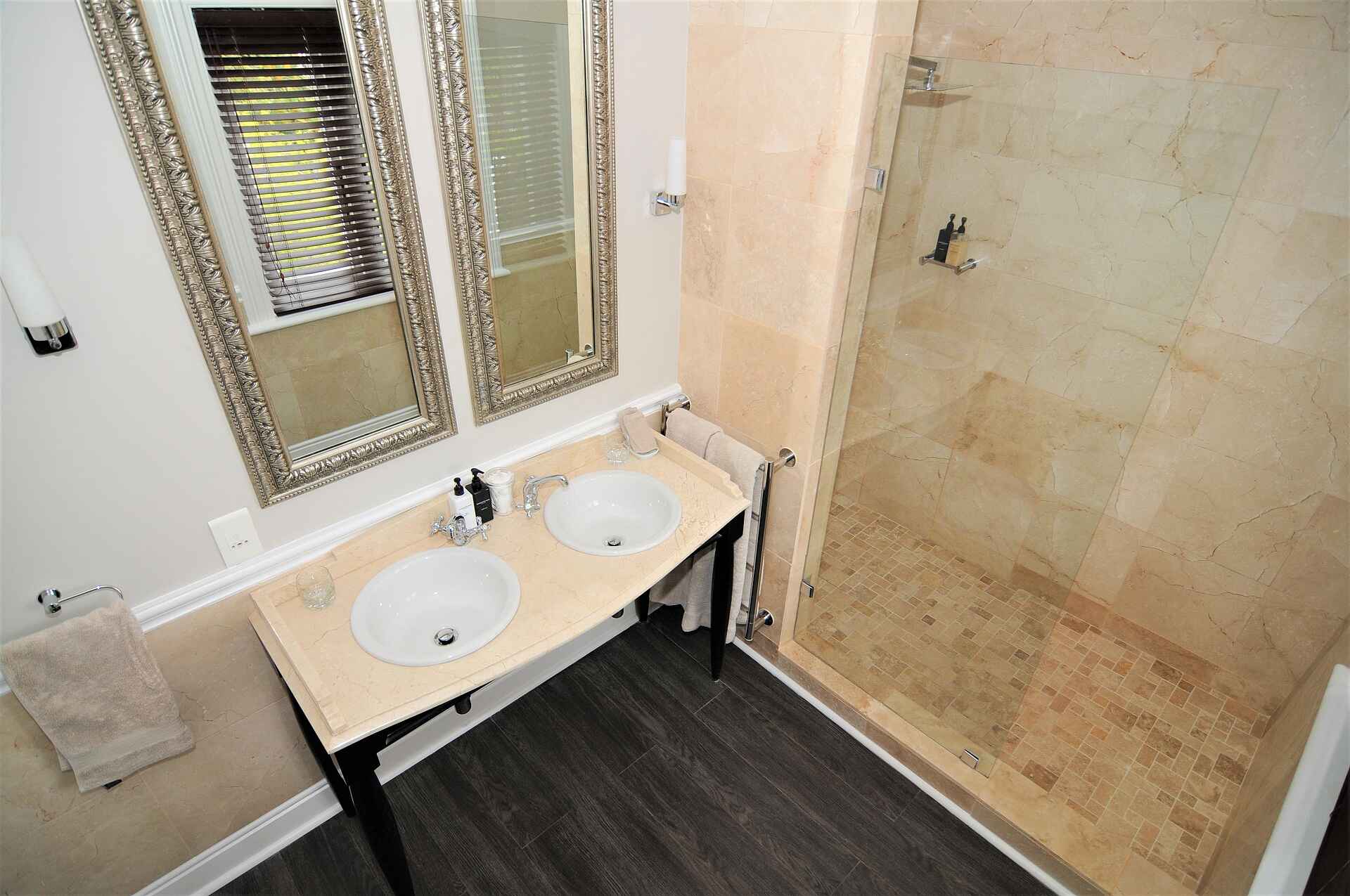 Abbey Manor Luxury Guesthouse: Grand Room Dusche