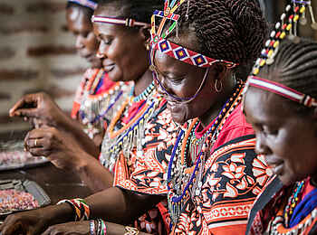Angama Mara: Masai Frauen knüpfen Perlen Angama Mara: Masai Frauen knüpfen Perlen