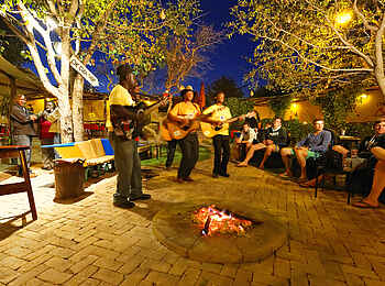 Etosha Safari Camp: Live Musik am Lagerfeuer