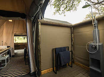 Gomoti Plains Camp: Luxury Family Tent Außendusche